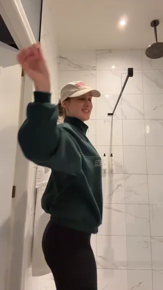 Eefjah Sweatshirt And Leggings Pose OnlyFans Video Leaked