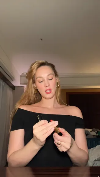 Eefjah Off-Shoulder Top Tease OnlyFans Video Leaked
