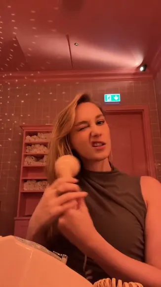 Eefjah Sleeveless Top Tease OnlyFans Video Leaked