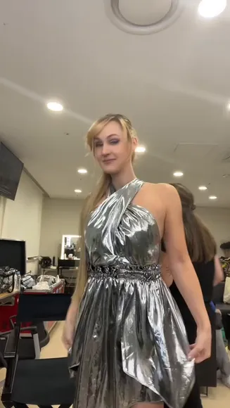 Eefjah Shiny Metallic Dress Pose OnlyFans Video Leaked