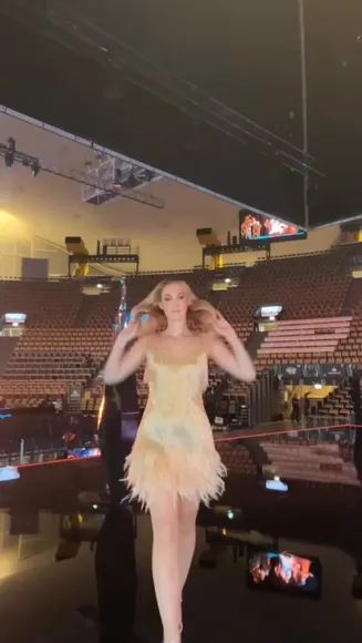Eefjah Feathered Gold Dress Tease OnlyFans Video Leaked