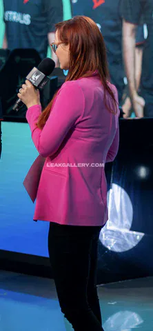 Eefjah Pink Blazer Stage Interview OnlyFans Photo Leaked