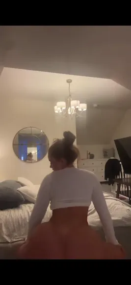 Eelliegreen Bare Ass On Bed OnlyFans Video Leaked