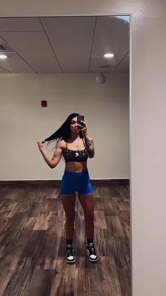 Elaynablack Muscle Flexing Pose OnlyFans Video Leaked