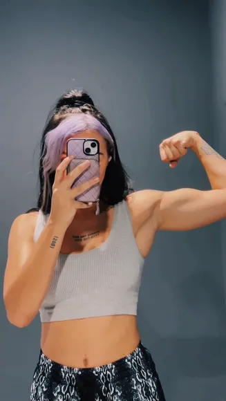 Elaynablack Muscle Flexing Mirror Selfie OnlyFans Video Leaked
