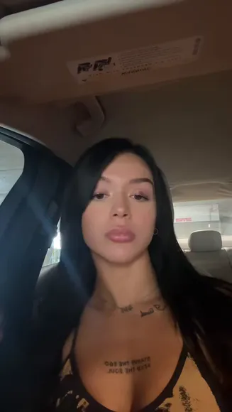 Elaynablack Low-Cut Top Tease OnlyFans Video Leaked
