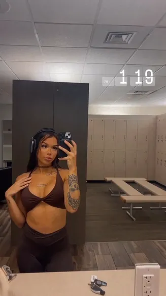 Elaynablack Sports Bra Mirror Selfie OnlyFans Video Leaked