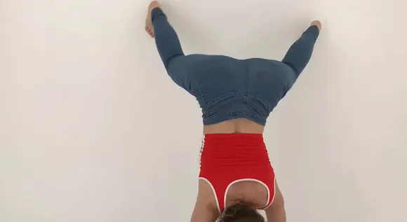 Elinarayne Handstand Leg Spread OnlyFans Video Leaked