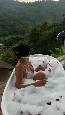 Elizabethxpang Bubbly Bathtub Tease OnlyFans Photo Leaked