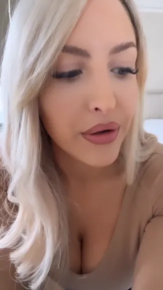 Eljonesuk Deep V-Neck Tease OnlyFans Video Leaked