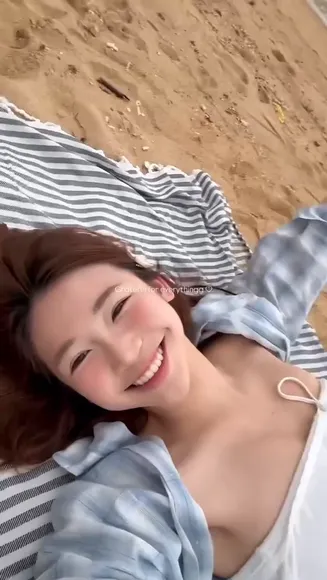 Ellennnnn___ Unbuttoned Shirt Beach Pose OnlyFans Video Leaked