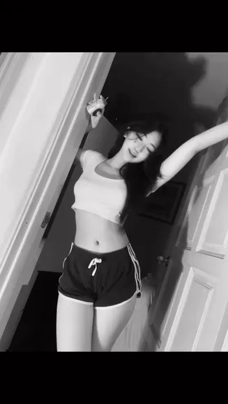 Ellennnnn___ Crop Top Belly Tease OnlyFans Video Leaked