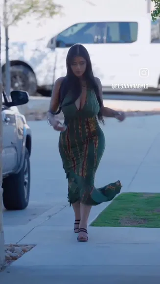 Elsababy Deep V Green Dress OnlyFans Video Leaked