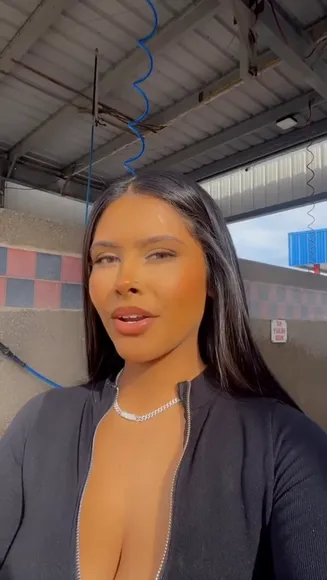 Elsababy Deep V-Neck Tease OnlyFans Video Leaked