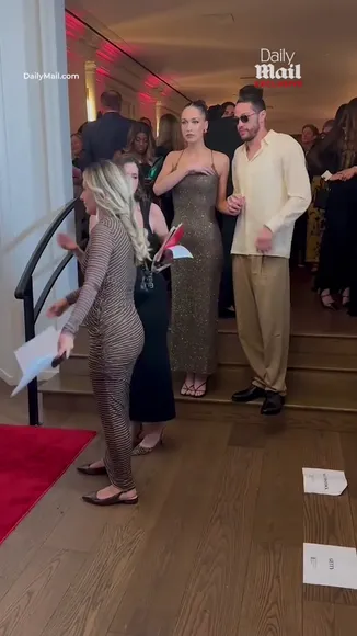 Elsiehewitt Sparkling Gold Gown Pose OnlyFans Video Leaked