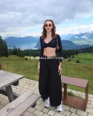 Em_arkensved Crop Top Outdoor Display OnlyFans Photo Leaked