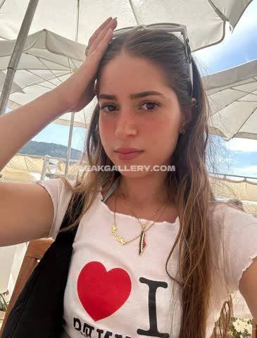Emarrb Casual T-Shirt Pose OnlyFans Photo Leaked