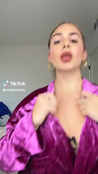 Emelyhernandez Velvet Robe Deep V OnlyFans Video Leaked