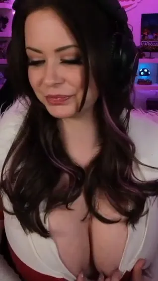 Emiaddisonx Deep V Santa Outfit OnlyFans Video Leaked