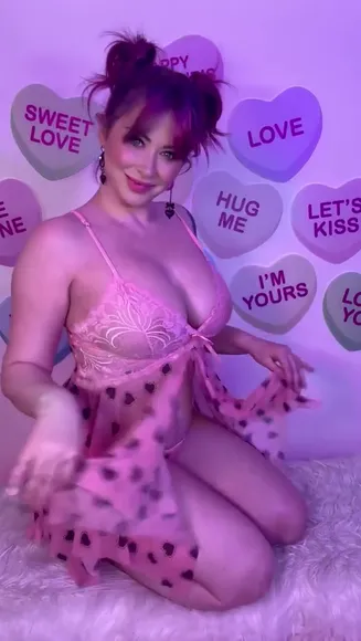 Emiaddisonx Pink Heart Lingerie Tease OnlyFans Video Leaked