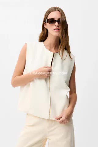 Emily White Sleeveless Top Zip OnlyFans Photo Leaked