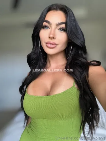 Emilyrinaudo Green Topless Tease OnlyFans Photo Leaked