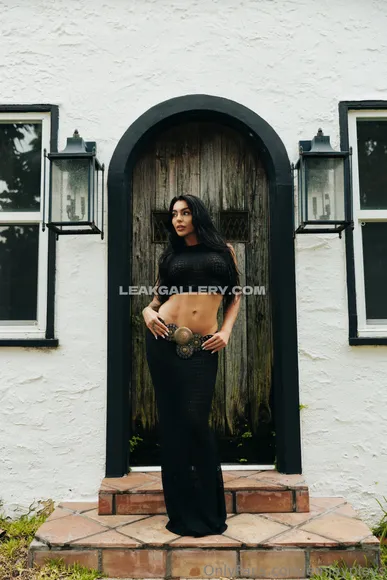 Emilyrinaudo Bare Midriff Pose OnlyFans Photo Leaked