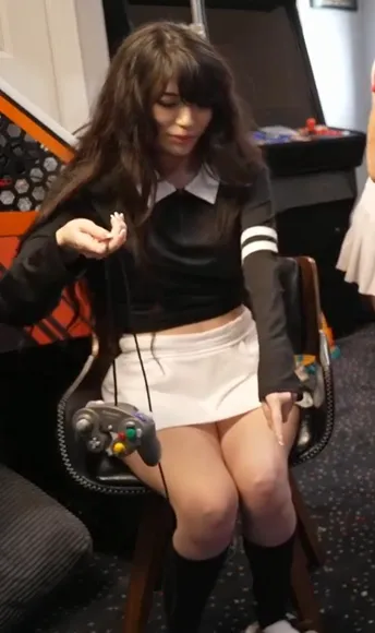 Emiru Short Skirt Leg Spread OnlyFans Video Leaked