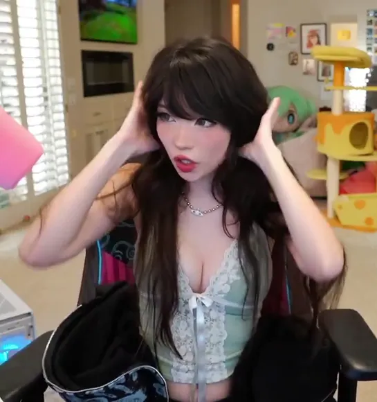 Emiru Lace Bra Tease OnlyFans Video Leaked