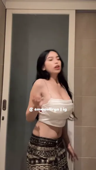 Emmavllryn White Crop Top Tease OnlyFans Video Leaked