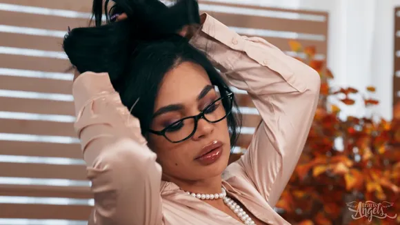Eva_maxim Pearl Necklace Tease OnlyFans Video Leaked