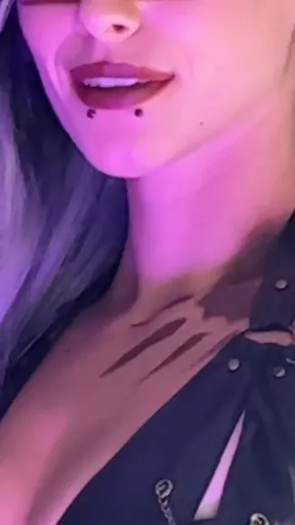 Evacudmore Deep Cleavage Tease OnlyFans Video Leaked
