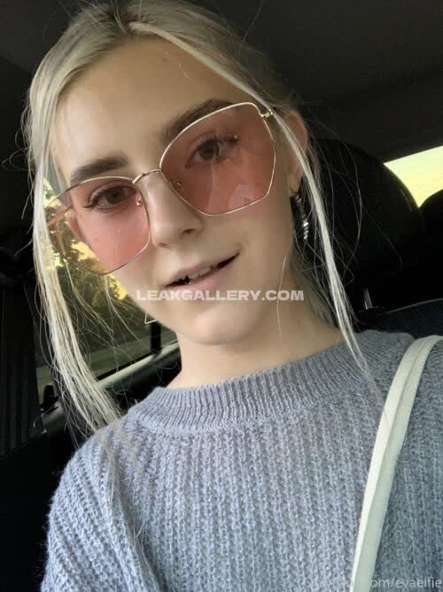 Evaelfie Gray Sweater Selfie OnlyFans Photo Leaked