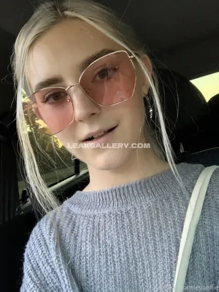 Evaelfie Gray Sweater Selfie OnlyFans Photo Leaked