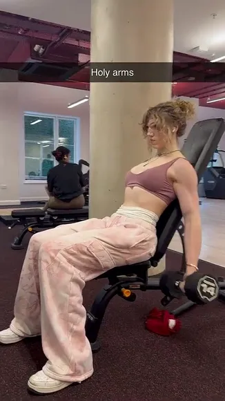 Eviedotgym Muscle Arms Lifting Weights OnlyFans Video Leaked