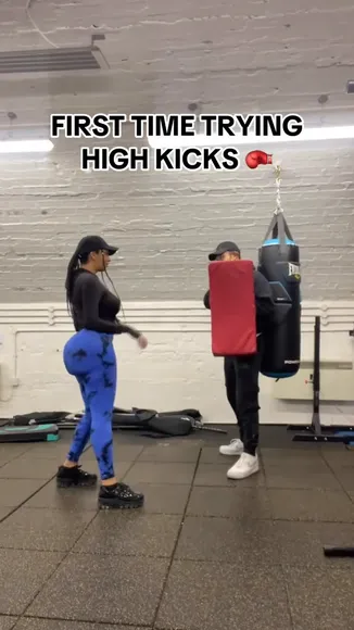 Exohydraxfree High Kicks In Blue Leggings OnlyFans Video Leaked