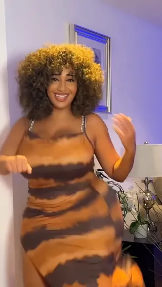 Exohydraxfree Tight Striped Dress Tease OnlyFans Video Leaked