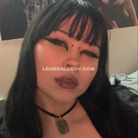Fanghasfangs... Choker And Heavy Makeup OnlyFans Photo Leaked