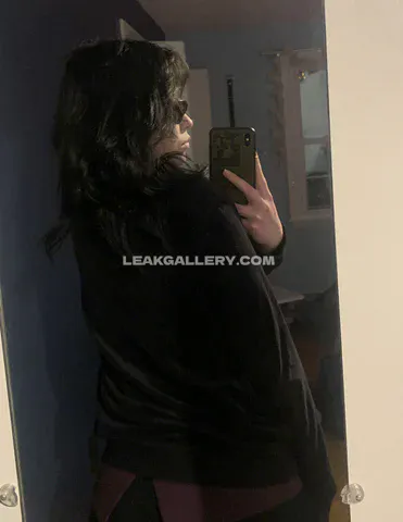 Fanghasfangs... Mirror Selfie Pose OnlyFans Photo Leaked