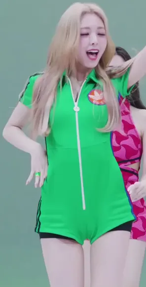 Feelabitshy Green Bodysuit Dance Pose OnlyFans Video Leaked