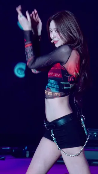 Feelabitshy Midriff Baring Stage Dance OnlyFans Video Leaked