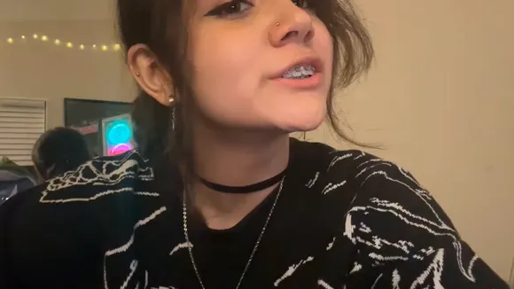 Figgypupz Smiling With Braces OnlyFans Video Leaked
