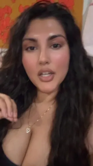 Finemf2x Deep Cleavage Tease OnlyFans Video Leaked