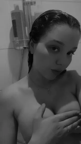Fionaelvine Topless Shower Tease OnlyFans Video Leaked