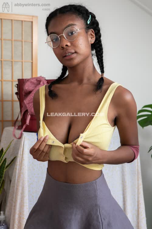 Fionarabbit Yellow Crop Top Unbuttoning OnlyFans Photo Leaked