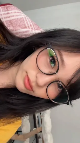 Floaroma Glasses Close-Up Tease OnlyFans Video Leaked