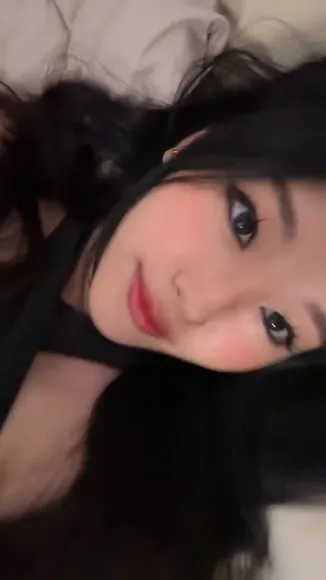 Floaroma Close-Up Face Tease OnlyFans Video Leaked