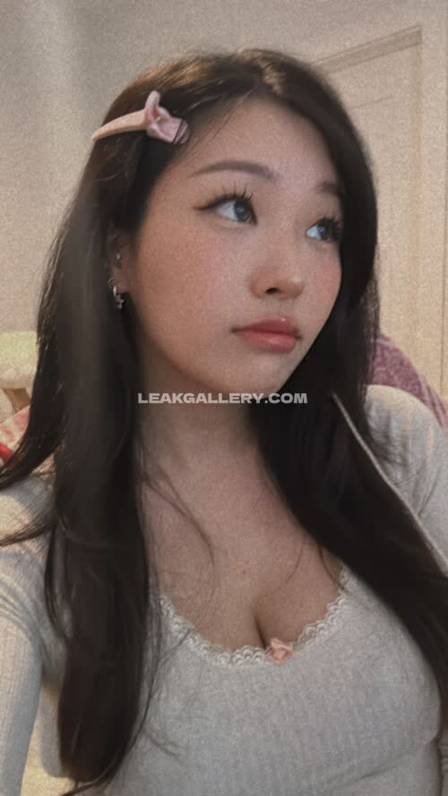 Floaroma Lace Trim Top Tease OnlyFans Photo Leaked