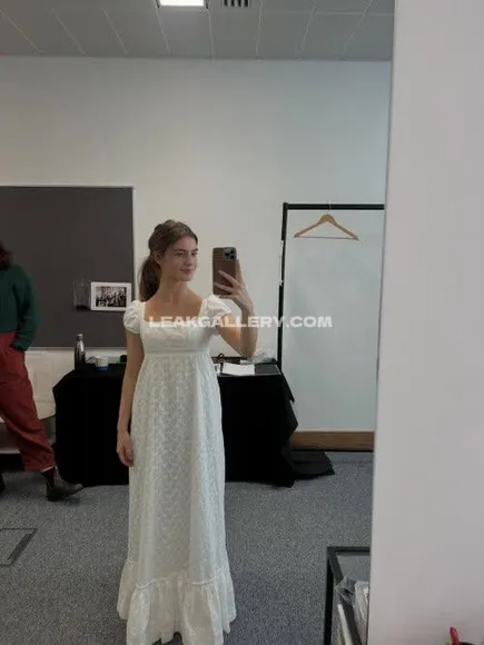 Florencehunt_... White Dress Mirror Selfie OnlyFans Photo Leaked