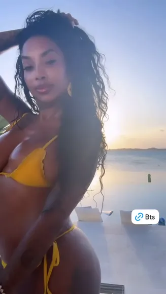 Flyyytattedsky Yellow Bikini Beach Pose OnlyFans Video Leaked